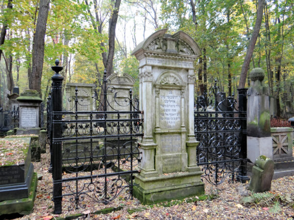 Okopowa Street Jewish Cemetery in Warsaw by Jolanta Dyr (CC BY-SA 3.0)