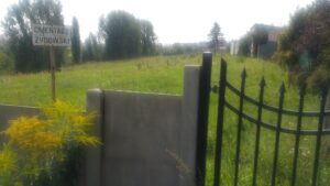 The locked pointy gate at Łomża Jewish cemetery with its quite well preserved standing stones