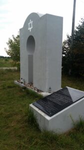 the cemetery monument 